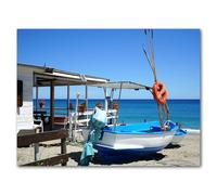 Glücksvilla Locri Beach Fischerhütte Italy - (vetro acrilico 4 mm + rivestimento in vero vetro, 40 x 30 cm) Stampa artistica tedesca - Decorazione da parete Fotografia Mare Spiaggia Barca