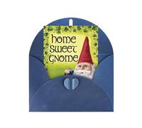 Gnomi colorati che stampano biglietti con buste, chiusura verticale di amore in bianco perla di imballaggio di carta di auguri di festa