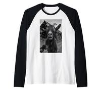 Goat Meme Country Humor Farm Chaos Scene Broken Barnyard Maglia con Maniche Raglan
