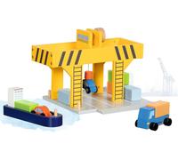 goki 55826 - Gru portuale in legno con contenitore, nave da carico e veicoli, gru a ponte/container con manovella e sollevatore magnetico, set di giocattoli porta container