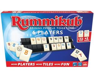 Goliath Rummikub 6 Giocatori - Un Gioco da Tavolo di Numeri dai 7 Anni | 158 tessere colorate e sei supporti per formare tris e scale - il celebre classico - per gruppi numerosi e amici