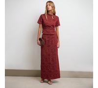 Gonna lunga bordeaux con texture, caratterizzata da una silhouette dritta e aderente in vita alta. Elegante e versatile, perfetta per outfit estivi, look da vacanza, uscite, eventi formali, look elega