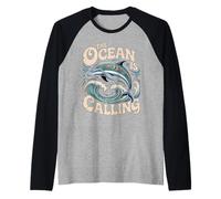 Grafica The Ocean Is Calling Dolphin per Gli Amanti del Mare Maglia con Maniche Raglan