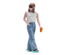 Gralara Figurina in 1:64 Robuste Miniatura di Ragazza con Bicchiere Leggere Figure per Modellisti, Hobbisti, Casa Delle Bambole
