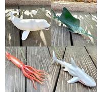 Grandi modelli di animali marini costituiti da un set di quattro pezzi con uno squalo bianco, un calamaro, una balena beluga e un pesce spada. Collezione di animali marini - giocattoli per bambini.