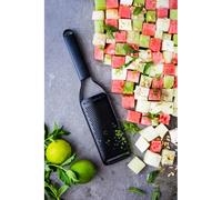 Microplane Grattugia da cucina con lama fine in acciaio inox Made in USA per parmigiano, scorza di agrumi, spicchi di aglio, peperoncino e spezie dure della serie Black Sheep