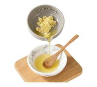 Grattugia per aglio con cinque fori di dimensioni e ciotola per erbe abbinate per grattugiare aglio fresco, scorza di limone, formaggio e foglie di menta (F)