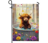 Graziosa bandiera da giardino con mucca delle Highland nella vasca da bagno, decorazione floreale primaverile colorata, striscione su entrambi i lati, divertente decorazione per prato per feste estive