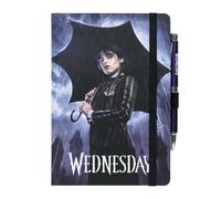 Grupo Erik: Quaderno e penna proiettore Mercoledì Addams | Quaderno A5 con copertina rigida, penna proiettore e chiusura elastica, 180 pagine, ideale come Mercoledì addams gadget