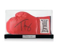 Guantone da boxe autografato da Tyson Fury. In vetrina con targa
