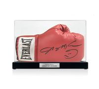 Guantone da boxe firmato da Sugar Ray Leonard. Vetrina con targa.