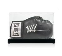 Guantone da boxe nero autografato da Mike Tyson. In teca espositiva.