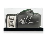 Guantone da boxe nero autografato da Mike Tyson. Vetrina