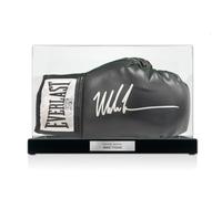 Guantone da boxe nero autografato da Mike Tyson. Vetrina con targa.