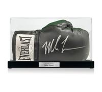 Guantone da boxe nero autografato da Mike Tyson. Vetrina con targa