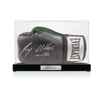 Guantone da boxe nero firmato da Ricky Hatton. In teca con targa.