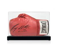Guantone da boxe rosso firmato da Ricky Hatton. In vetrina.
