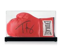 Guantoni da boxe autografati da Tyson Fury. In vetrina