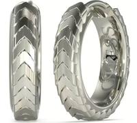 Orecchini da uomo di Guess. Gioiello realizzato in acciaio di colore acciaio/nero. Orecchini huggie con texture, misura 12 mm. Misura gioiello: T/U. La referenza è JUME05021JWSTBKT/U