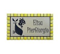 GUIZZO Creart - Targa Personalizzata Nomi/Via in Ceramica, Targhetta Personalizzata Modificabile con Cornice in Mosaico, Targhetta Porta Ingresso Personalizzata Made in Italy, 17x9.5H cm, Giallo/Panna