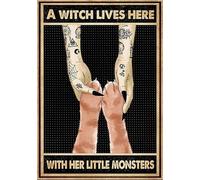Guktmcet Targa in latta con scritta in inglese "A Witch Lives Here with Her Little Monsters Home Bathroom Club Bar", idea regalo per l'inaugurazione della casa, 20 x 30 cm