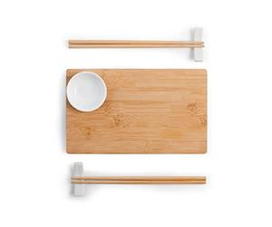 H&H Confezione 8 pezzi Sushi Box. Set composto da un tagliere in bambù cm 24,5x14,5, 1 coppetta in porcellana bianca cm 7,5x2h, 2 porta bacchette in porcellana bianca e 2 coppie di bacchette in bambù.