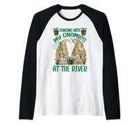 Hanging with My Gnomies At The River - Funny Fishing GNOME Maglia con Maniche Raglan
