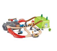 Hape Set costruzioni ferroviarie da 50 pezzi | Con trenini, gru magnetica e passaggio a livello | Giocattolo per bambini dai 3 anni