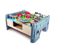 Hape Tavolo Ferroviario con treni e binari - Set da 70 Pezzi con locomotiva a batteria, binari in legno, passaggio a livello, gru magnetica e personaggi per bambini dai 3 anni