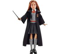 Harry Potter - Ginny Weasley, personaggio da collezionare di 25 cm con uniforme di Hogwarts, morbido mantello e bacchetta di Grifondoro, giocattolo per bambini, 6+ anni, FYM53