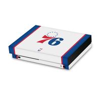 Head Case Designs Licenza Ufficiale NBA Design Bianco Philadelphia 76ers Logo Vinile Sticker Gaming Pelle Adesivo Compatibile con Xbox One X Console
