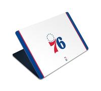 Head Case Designs Licenza Ufficiale NBA Design Bianco Philadelphia 76ers Logo Vinile Sticker Pelle Adesivo Compatibile con Apple MacBook Air 15" M2 2023