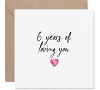 Heartfelt 6th Anniversary Card - Six Years and Still Going Strong - motivo a cuore rosa con dolce messaggio "6 anni di amare te" - 145 mm quadrato, busta inclusa