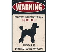 HEBELYX Divertente cartello in metallo con scritta "Property is Protected By a Poodle is Protected By My Gun" (lingua italiana non garantita) per la decorazione della casa, regali per uso interno ed