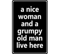 HEBELYX Targa in metallo con scritta in lingua inglese "A Lovely Lady and A Grumpy Old Man Live Here", decorazione per la casa, regalo di inaugurazione della casa, 20 x 30 cm, Otto - 1278