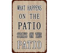HEBELYX Targa in metallo vintage con scritta in lingua inglese "What Happens On The Patio Stays On The PatioWall Decor Retro Art Funny Decorations Home Bar Pub Cafe Farm Room", 20,3 x 30,5 cm