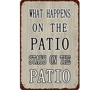 HEBELYX Targa in metallo vintage con scritta in lingua inglese "What Happens On The Patio Stays On The PatioWall Decor Retro Art Funny Decorations Home Bar Pub Cafe Farm Room", 20,3 x 30,5 cm