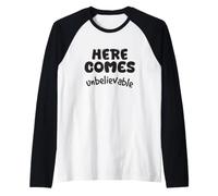 Here Comes Incredibile Incredibile Divertente Citazione Design Maglia con Maniche Raglan
