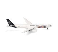 Herpa modello di aereo Lufthansa Airbus A330-300 "Fanhansa - Diversity Wins" - D-AIKQ in scala 1:200 - modello di aereo, pezzo da collezione, miniatura deco, statuetta con supporto in plastica