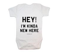 '"Hey I' m kinda New qui." Body/Tutina baby, abbigliamento, Rude, carino, divertente, baby Boy, baby Girl, unisex, Hilarious, Cheeky, novità, Natale, baby shower, regali di compleanno, regali