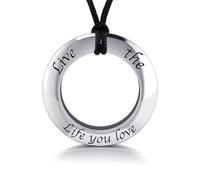 Holistic Trader Peter Stone Jewellery - Anello in argento con ciondolo e cordoncino, con scritta "Live the Life You Love"