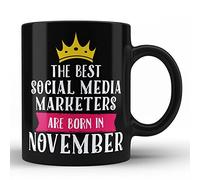 HOM - Tazza con scritta in inglese "Best Social Media Marketers are born in novembre", regalo di compleanno, per amici, colleghi, familiari, per professionisti della professione, colore: nero