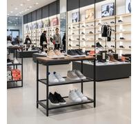 HOMYLIN Espositore per scarpe industriale a 3 livelli, piano in MDF rustico e ripiani in rete nera per boutique, pop-up e accessori per la cura delle calzature, marrone