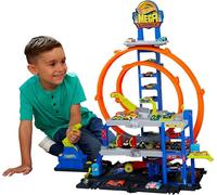 Hot Wheels - Mega Garage, Set Pista con 3 Livelli di Gioco e 2 Loop, macchinina ed Elicottero Inclusi, adattatori Speed Snap e Spazio per riporre 37 Veicoli, Giocattolo per Bambini, 4+ Anni, JLC05