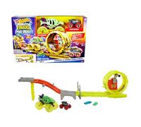 Hot Wheels Monster Trucks - Sfida, Carica e Insegui, Set Pista con 2 Truck in Scala 1:64 Skelesaurus Oversize e Bone Shaker e 2 Auto schiacciate Inclusi, Giocattolo per Bambini, 4+ Anni, HYT07