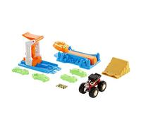 Hot Wheels -Playset Monster Trucks Lancia e Colpisci, con Lanciatore, 4 Macchinine Incidentate e Veicolo Monster Truck, Giocattolo per Bambini 4+ Anni, GVK08