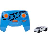 Hot Wheels R/C - Set Macchinina da corsa ricaricabile radiocomandata in scala 1:64, per la pista e fuori, include macchinina, controller e adattatore, giocattolo per bambini, 5+ anni, HJT84