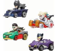Hot Wheels RacerVerse, set di 4 macchinine giocattolo pressofuse in scala 1:64 ottimizzate per la guida su piste Hot Wheels con personaggi della cultura pop come piloti