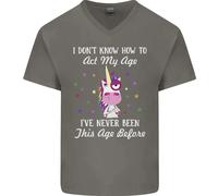 How To Atto My Età Divertente Unicorn Compleanno Uomo Scollo A V Cotone T-Shirt