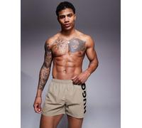 HUGO Red - Abas - Pantaloncini da bagno marrone chiaro con logo verticale W38